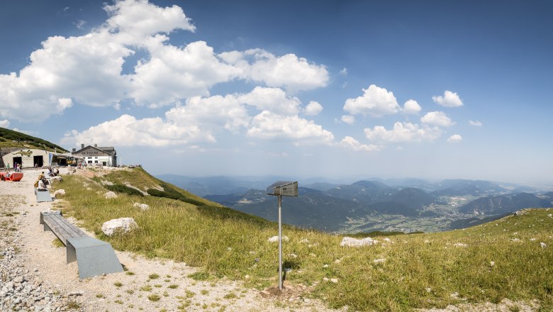 Blickplatz Elisabethkircherl Schneeberg, © Wiener Alpen, Foto: Franz Zwickl Aussicht vom Schneeberg mit Berglandschaft und Hütte.