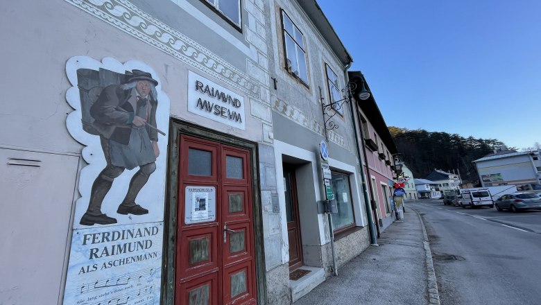 Raimundmuseum, © Wiener Alpen/Katharina Lechner Außenansicht des Raimundmuseums mit Wandbild von Ferdinand Raimund als Aschenmann.