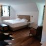 Jedes Zimmer ist individuell, © Wiener Alpen Gemütliches Schlafzimmer mit Doppelbett, Holzboden, Teppich und antiken Möbeln.