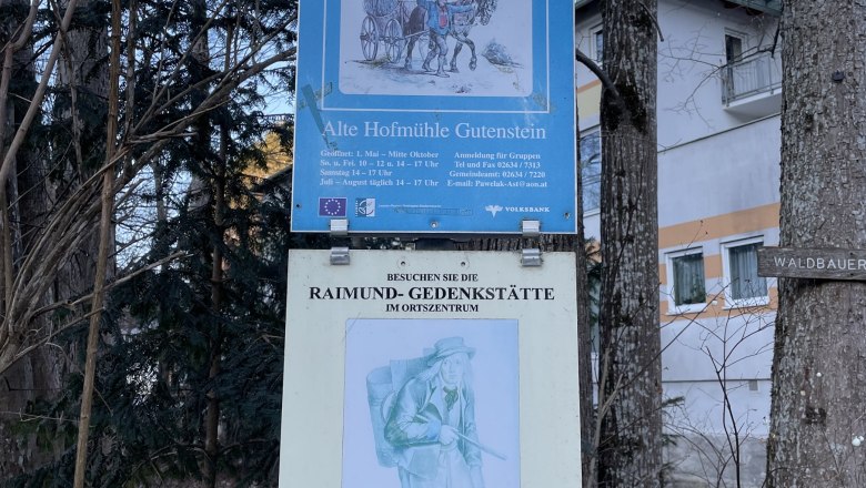 Schild Raimundmuseum, © Wiener Alpen/Katharina Lechner Zwei Schilder an einem Baum, eines für das Waldbauernmuseum und eines für die Raimund-Gedenkstätte.