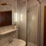 Badezimmer, © Wiener Alpen Badezimmer mit Dusche, Waschbecken und Spiegel mit Beleuchtung.
