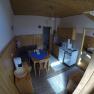 Wohnküche Ferienwohnung 1, © dmgrauszer Wohnküche in einer Ferienwohnung mit Holzmöbeln, Esstisch, Küchenzeile und Zugang zu einem Schlafzimmer.
