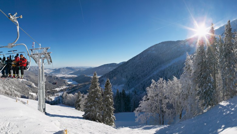 Schneeberg Sesselbahn, © Franz Zwickl Verschneite Berglandschaft mit Sonnenschein.