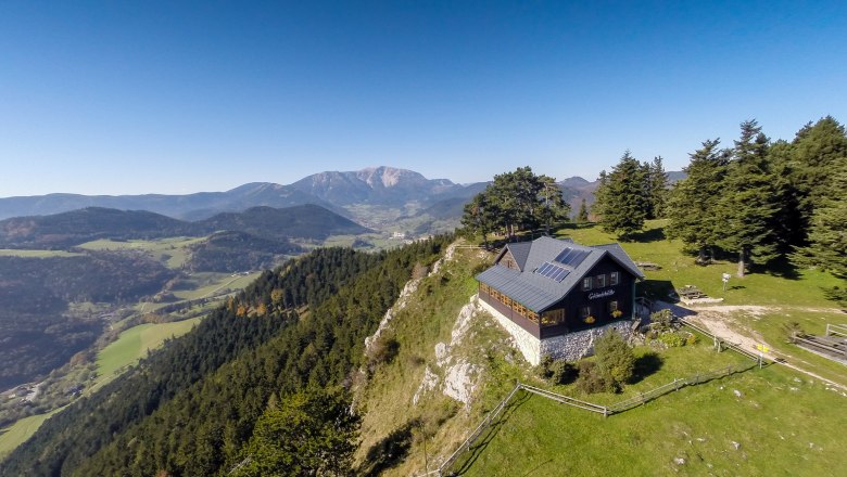 Geländehütte, © Wiener Alpen, Foto: Franz Zwickl Hütte auf einem Hügel mit Berglandschaft im Hintergrund.