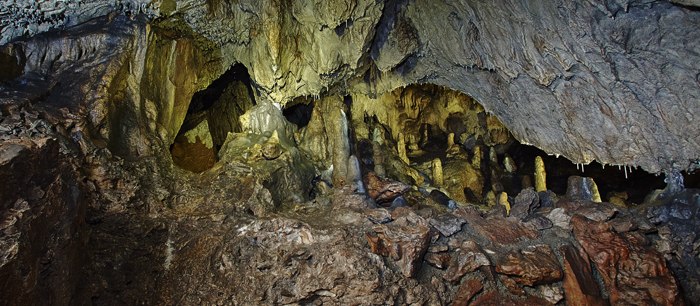 Einhornhöhle am Fuße der Hohen Wand, © Wiener Alpen, Foto: Bene Croy Innenansicht einer Höhle mit Stalagmiten und Stalaktiten.