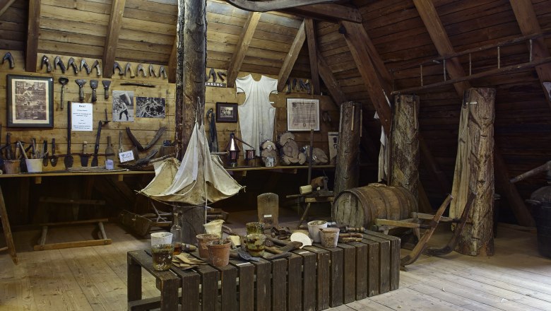 Waldbauernmuseum Gutenstein, © Wiener Alpen, Foto: Bene Croy Innenansicht des Waldbauernmuseums Gutenstein mit alten Werkzeugen und Holzgegenständen.