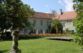 Schloss Bad Fischau, © Wolfgang Glock Schloss Bad Fischau mit Garten und Biertischen.