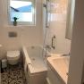 Bad WC, © Marianne Gschaider Modernes Badezimmer mit Badewanne, WC und Waschbecken.