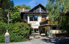 Gasthof Scherrerwirt, © Gasthof Scherrerwirt, Foto: David Rath Gasthof Scherrerwirt mit Terrasse und grüner Umgebung.
