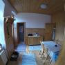 Esszimmer Ferienwohnung 2, © dmgrauszer Esszimmer in einer Ferienwohnung mit Holzwänden, Esstisch, Stühlen und Teppichen.