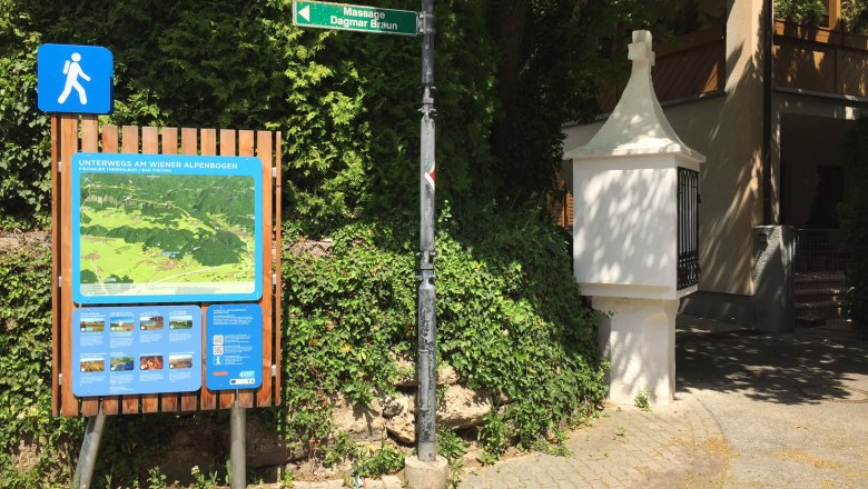 Wanderstartplatz Bad Fischau, © Wiener Alpen Wanderstartplatz in Bad Fischau mit Infotafel und Wegweiser.