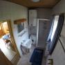 Dusche Ferienwohnung 1, © dmgrauszer Badezimmer mit Dusche, Waschbecken, Waschmaschine und blauen Vorhängen.