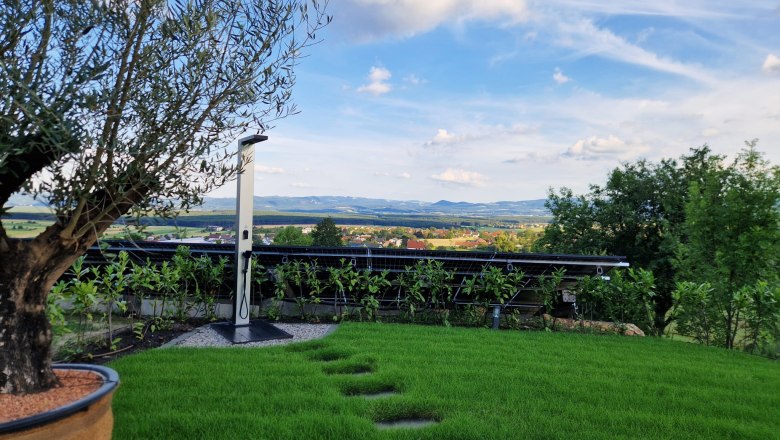 Garten mit Solardusche und Aussicht auf Landschaft.