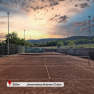 Tennisplatz bei Sonnenuntergang mit Hinweis auf Johannesbachklamm Chalet in 250 Metern Entfernung.