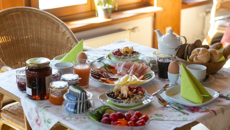 Frühstück in der Pension Mariahilfberg, © Dorfschmiede eG