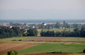 Landschaft mit Feldern und Dorf im Hintergrund, Weikersdorf am Steinfelde.