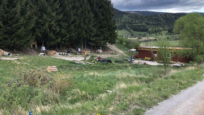 3D-Bogenparcours in einer Waldlandschaft mit Zielscheiben und einem Geb&auml;ude.
