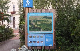 Wandertafel mit Karte und Informationen am Wiener Alpenbogen.