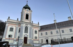 Servitenkloster Mariahilfberg im Winter mit Schnee bedeckt.