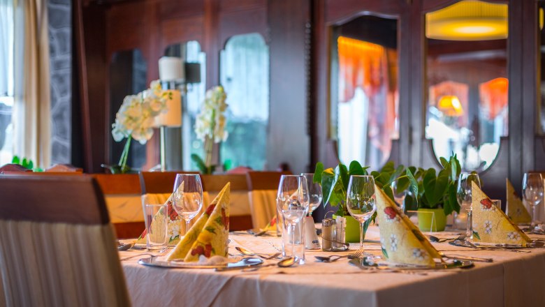 Speisesaal Tische aufgedeckt mit Servietten und Weingläsern.