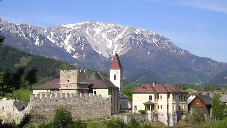 Ruine Puchberg vor schneebedecktem Bergmassiv.