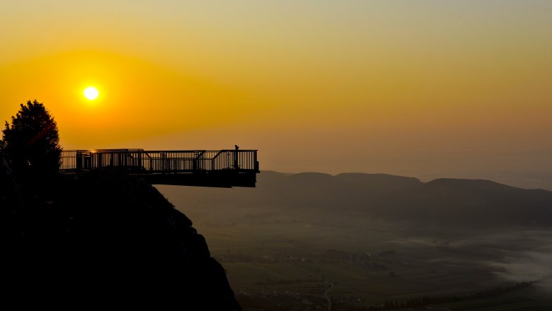 Aussichtsplattform im Naturpark Hohe Wand bei Sonnenuntergang.