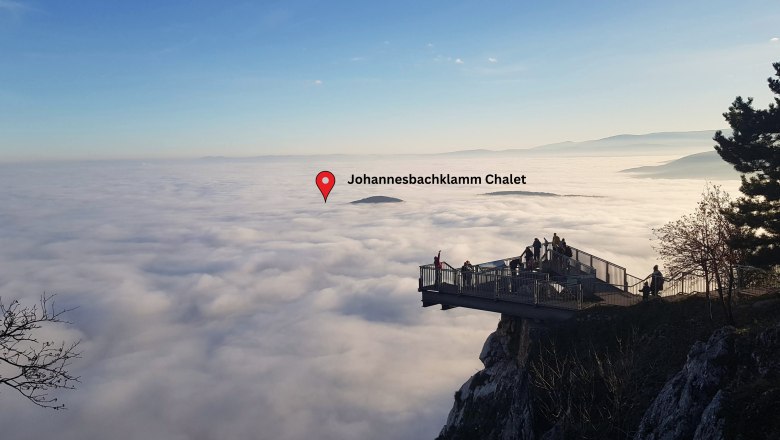 Skywalk Hohe Wand über einer Wolkendecke mit Blick auf das Johannesbachklamm Chalet.