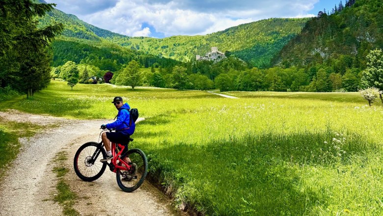 Radfahrer vor Ruine Losenheim auf MTB Strecke