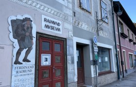 Fassade des Raimundmuseums mit Bild von Ferdinand Raimund als Aschenmann.