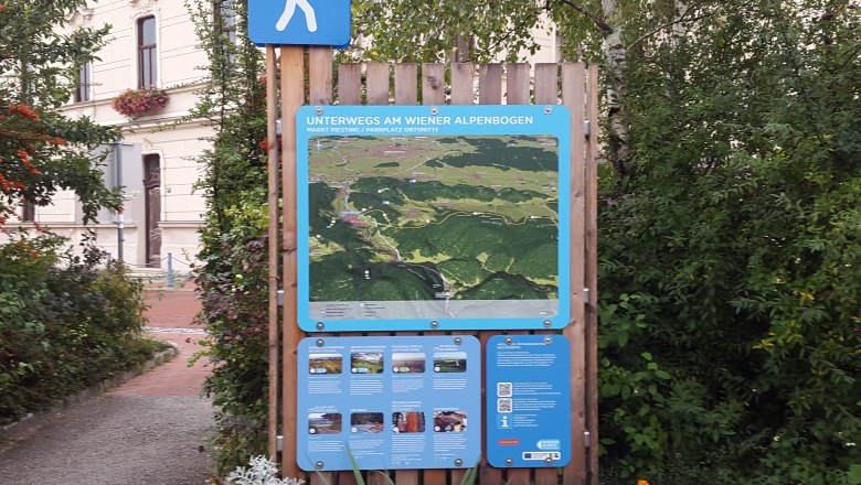Wandertafel mit Karte und Informationen am Wiener Alpenbogen.
