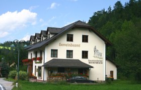 Gemeindeamt Miesenbach mit umliegender Natur.