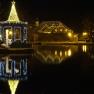 Weihnachtlich beleuchteter Pavillon am See in Puchberg bei Nacht.