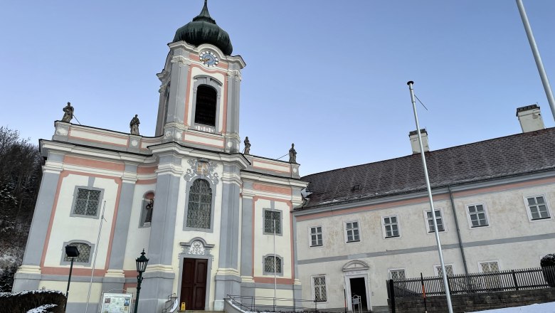 Servitenkloster Mariahilfberg im Winter mit Schnee bedeckt.