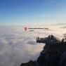 Skywalk Hohe Wand über einer Wolkendecke mit Blick auf das Johannesbachklamm Chalet.