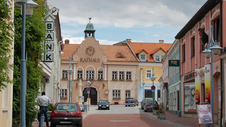 Stra&szlig;e in Markt Piesting mit Rathaus im Hintergrund.