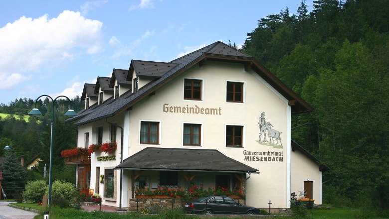 Gemeindeamt Miesenbach mit umliegender Natur.